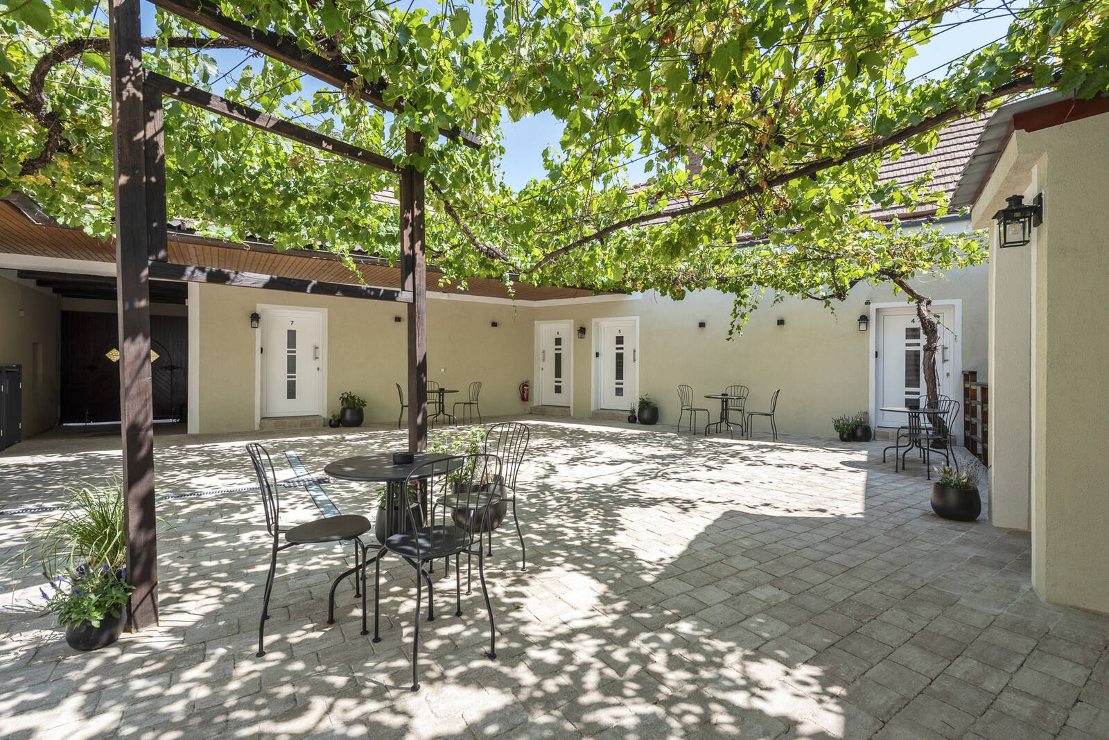 Weinkrug courtyard